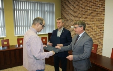 Uroczyste wręczenie dyplom&oacute;w dla uczestnik&oacute;w Warsztatu Terapii Zajęciowej w związku z zakończeniem praktyk rehabilitacji zawodowej 10