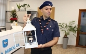 Galeria aktualności Światełko Betlejemskie w Urzędzie Miasta i Gminy Mrocza 7