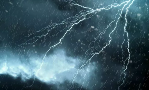 ciemne burzowe niebo z błyskawicami