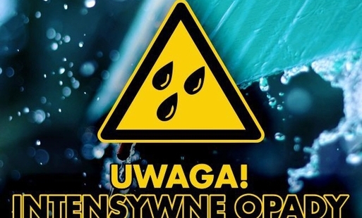 żółty trójkąt ostrzegawczy z czarnymi kroplami deszczu z podpisem Uwaga intensywne opady na tle opadów deszczu