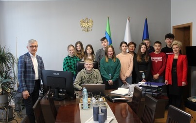 Zdjęcie do Wizyta uczni&oacute;w w Urzędzie Miasta i Gminy w Mroczy 