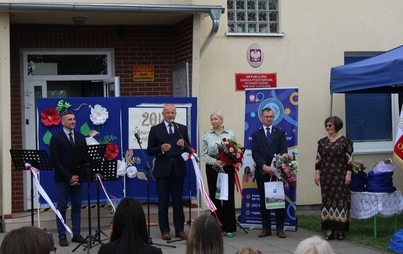 Zdjęcie do Rozpoczęcie roku szkolnego i jubileusz 20 &ndash; lecie Niepublicznej Szkoły Podstawowej Stowarzyszenia &bdquo;KMK KOS&rdquo;