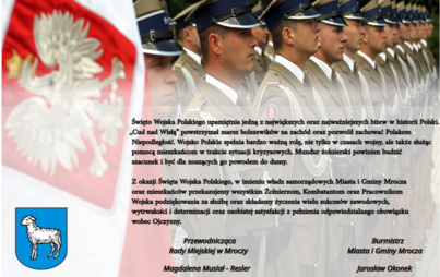 Życzenia z okazji Święta Wojska Polskiego od Przewodniczącej Rady Miejskiej w Mroczy oraz Burmistrza Miasta i Gminy Mrocza. Na tle tekstu żołnierze stojący w szeregu w galowych mundurach oraz flaga biało-czerwona z godłem Polski.