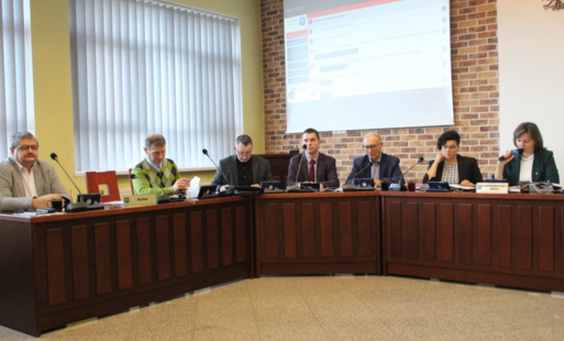 Radni Rady Miejskiej w Mroczy podczas Sesji.