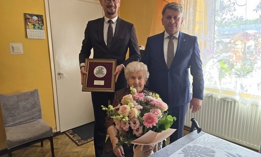 Pani Gertruda Wyrzykowska odebrała medal marszałka województwa