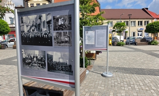 Wystawa dokumentalno-historyczna na mroteckim rynku