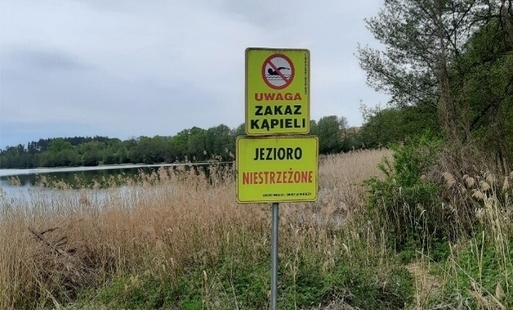 Informacja o zakazie kąpieli