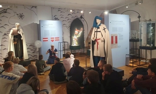 Żywa lekcja historii. Uczniowie SP w Mroczy odwiedzili Muzeum Stutthof i zamek wójta krzyżackiego w Sztumie